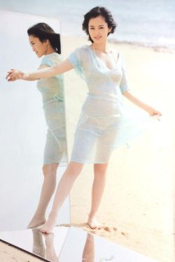 穿黄睡衣的女孩